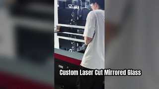 Motifs personnalisés découpés au laser sur un verre miroir de 1,4 mètre de long