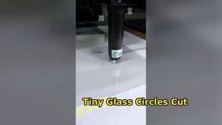 Découpe par lots de petits cercles de 1 mm dans du verre ultra-clair